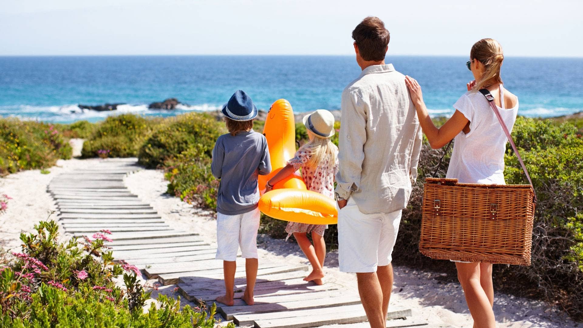 Год семьи год путешествий. Семья на море. Путешествие с семьей. Море пляж семья. Путешествие с детьми.